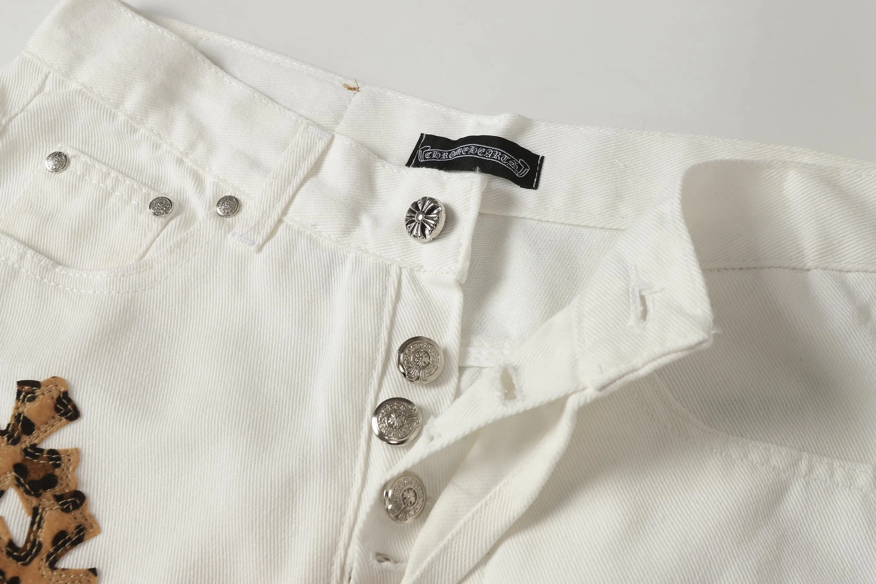 P256 Actual photo [High quality] Code: LH666 Color: Picture color Size: S to XXXL - Chrome Hearts/Chrome Hearts Classic white cow series colored leather cross washed color cloth unisex denim trousers - Vibe style straight stacked god-level version - Carbon fine bias denim color cloth - Old vintage complete set of hardware - Chrome Hearts White cow series The high version uses high-ounce custom fabrics, enzyme washing and soft color fixation It is soft and thick to wear. The details are all made by hand-polished craftsmanship. All-over jacquard fabrics. Unique design style. Multiple processes to create a full retro feel. Niche unique non-colliding shirts. Customized distressed spray-painted buttons. Craftsmanship in every detail. Size Pants length Waist Hips Unit cm S 98 68 100 M 99 72 104 L 100 76 108 XL 101 80 112 XXL 102 84 116 XXL 103 88 120